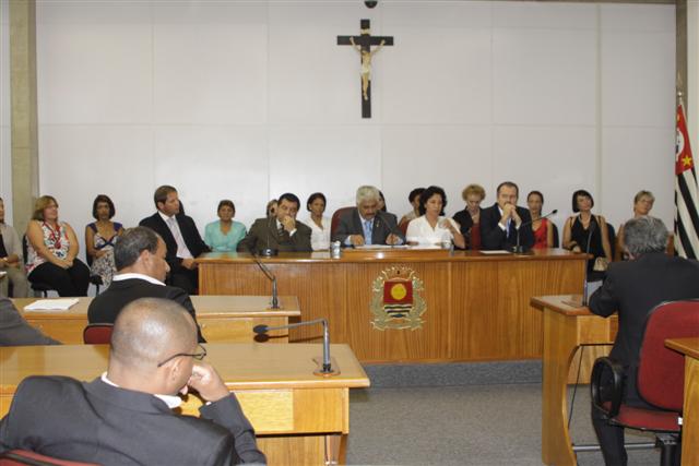 Mesa Diretora dos Trabalhos com Presidente ao centro e Prefeita Maria Antonieta de Brito, a sua direita.